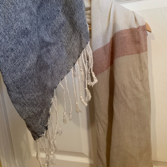 Scarf/Shawl - Picture 3 of 4